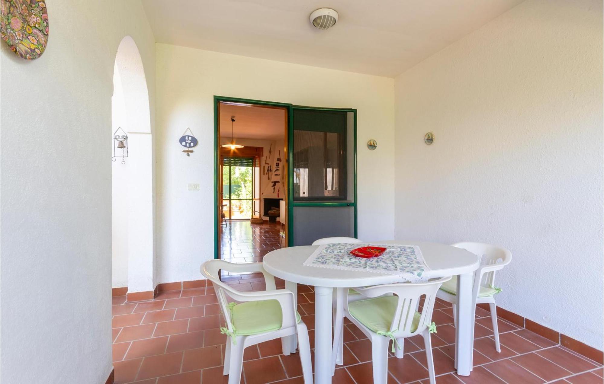 Awesome Home In Manduria With Kitchen Exterior foto