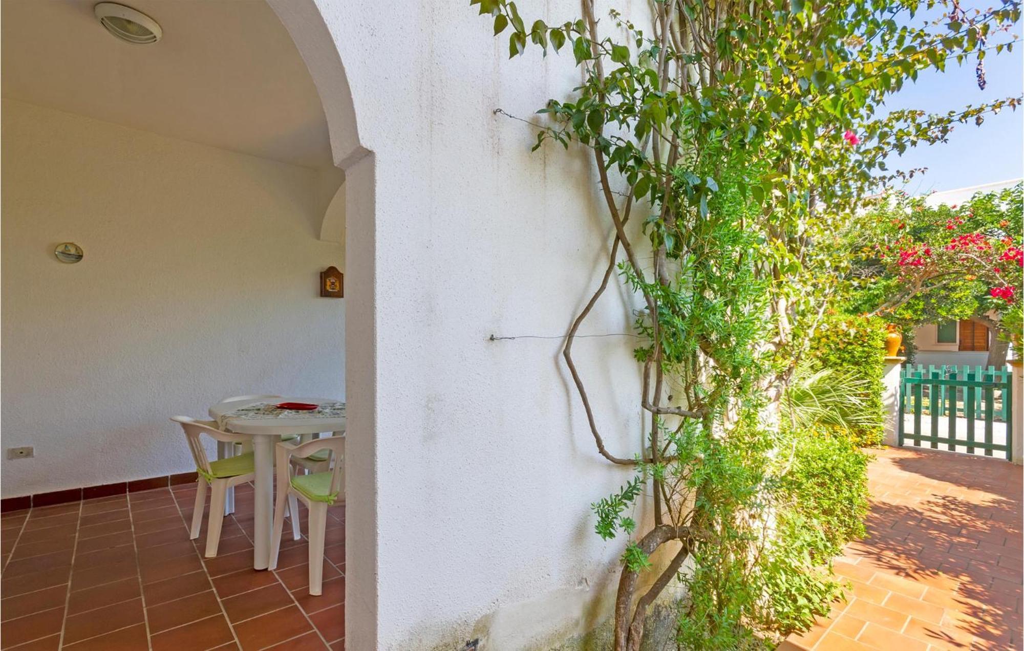 Awesome Home In Manduria With Kitchen Exterior foto