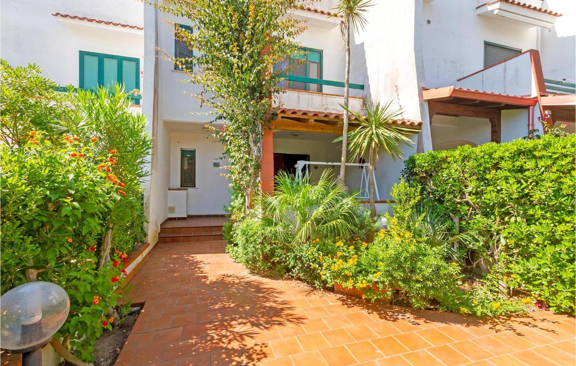 Awesome Home In Manduria With Kitchen Exterior foto