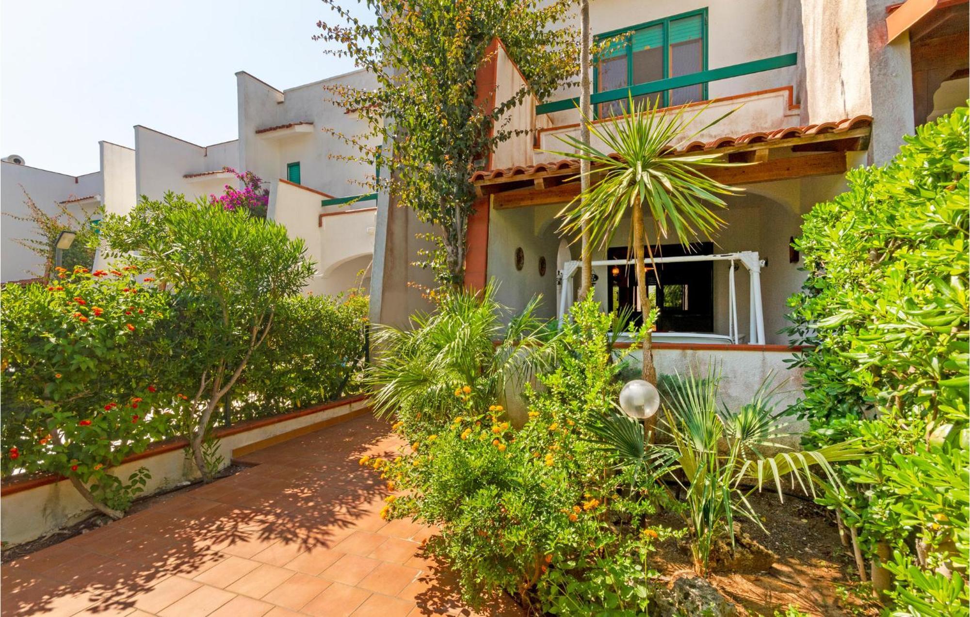 Awesome Home In Manduria With Kitchen Exterior foto